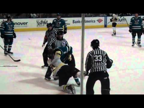 Mike Moore fights Lane MacDermid