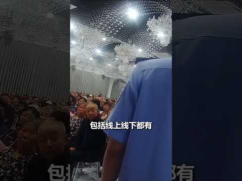 男子聚集老年人，售卖保健品，民警一把夺过话筒当场叫停。｜中国－湖北襄阳　&ldquo;健康讲座&rdquo;　社会百态　#selling #seniors #supplements #police #stop #China