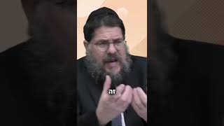 לא תאמינו! למה אין בעברית את המילה ״מפרגן״⁉️😅 (הרב שניאור אשכנזי) - התמונה מוצגת ישירות מתוך אתר האינטרנט יוטיוב. זכויות היוצרים בתמונה שייכות ליוצרה. קישור קרדיט למקור התוכן נמצא בתוך דף הסרטון