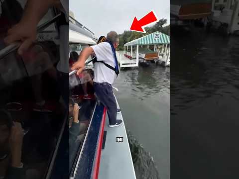 Kakek ini Nekat Lompat Dari Kapal Demi Uang 10 Juta! 😨 #shortvideo #viralvideo