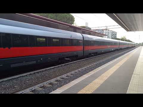 Arrivo e partenza Frecciarossa 8828 Lecce-Venezia Santa Lucia alla stazione di Riccione