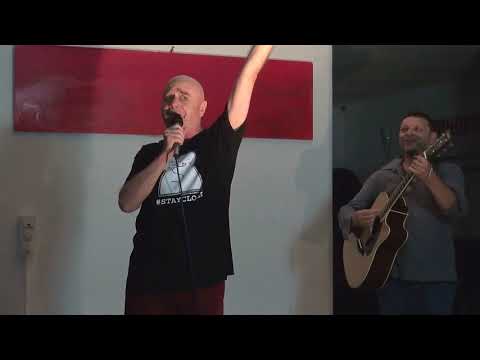 Die Corona Polizei live im Hinterhofsalon Köln