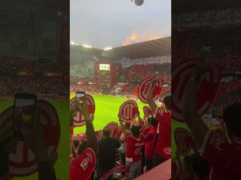 "TREMENDO RECIBIMIENTO A LOS DIABLOS!!!!! MOSAICO Y TIFO " Barra: La Perra Brava &bull; Club: Toluca