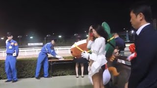 【競馬】騎手に花束を渡す瞬間…あわや強風で大変な事に。