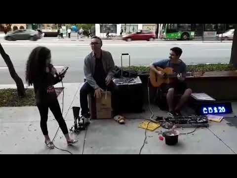 Tocando na rua com retirante cósmico e a canja da minha filhota