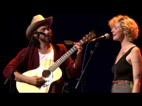 Shakey Graves - "Dearly Departed" (Live on eTown)