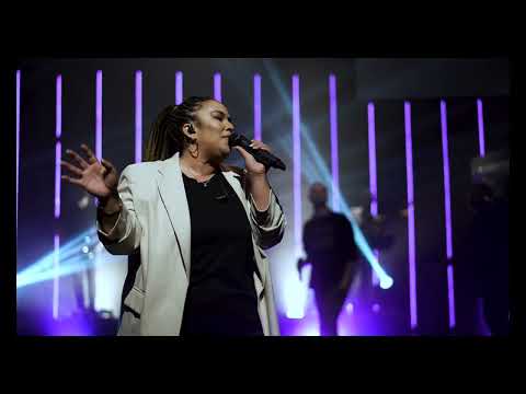 Writing Rounds Worship, Jessica Hitte & Hope Chapel Collective - A Million Pieces (LIVE)