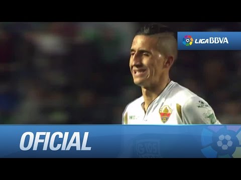 Lanzamiento de falta de Fajr que despeja Claudio Bravo