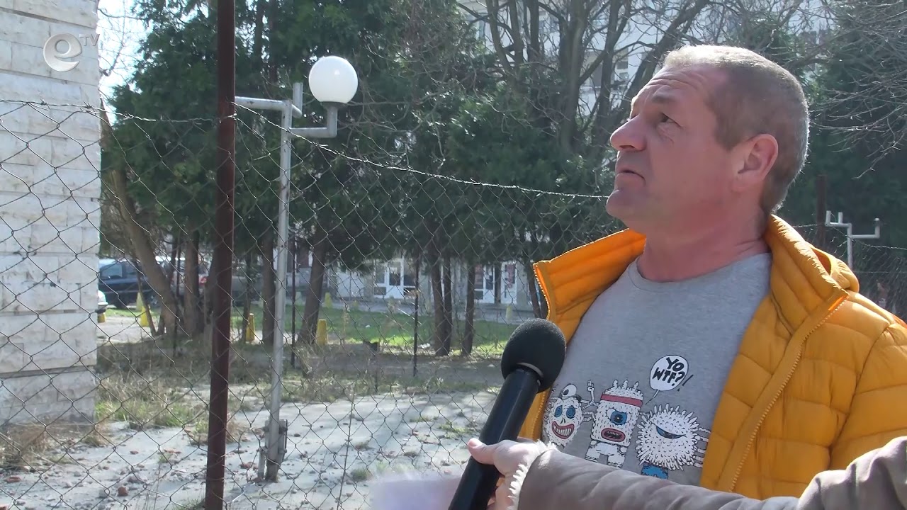 Сградата на бившия магазин "Марса" продължава да се руши