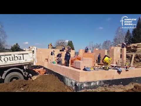 Odvalení velkých kamenů, které musí pryč a zdění příček se rýsuje - roubenka Kořenov.