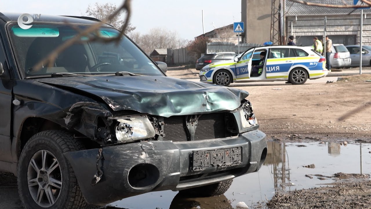 Кола помете пешеходци на тротоар в Димитровград