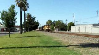 preview picture of video 'Southbound Union Pacific Freight With Mid-Train DPU's in Live Oak, CA.'