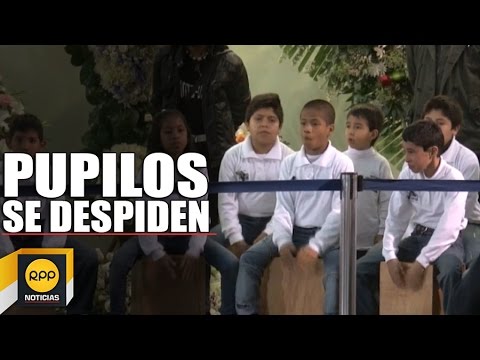 Niños cajoneros despiden los restos de Rafael Santa Cruz