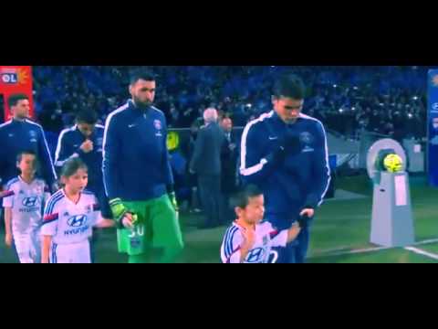 Thiago Silva gives his jacket to a cold mascot