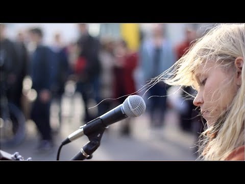 Alice Phoebe Lou - Bongo Bong (Manu Chao cover)