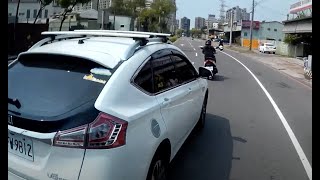 有人要被扣牌囉，變換車道直接逼過來的兇器駕駛（檢舉成功）