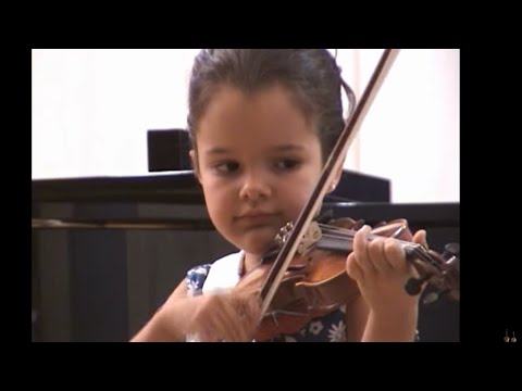 Patricia  Cordero (5 years old) Violin - Minuet 1 y 2 - Bach