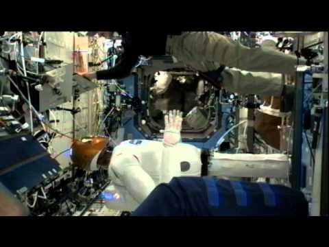 El primer apretón de manos de un hombre y un robot en el espacio.