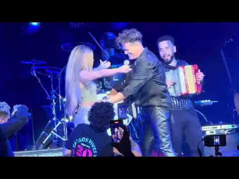 Vídeo completo de cuando Shakira sorprende a Carlos Vives en pleno concierto -Miami Tour de 30 años