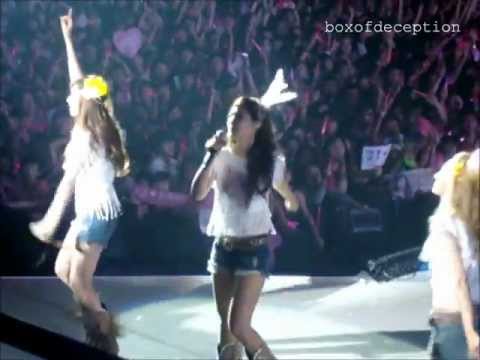 SNSD 101211 SINGAPORE CONCERT Into the new world