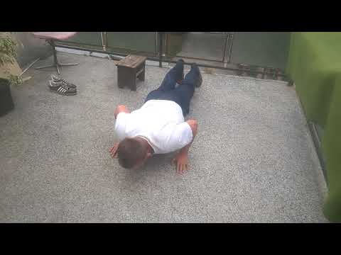 Marko radi sklekove koji majstor