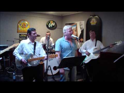 The Silhouets & Gino Fox : Heartbreak hotel