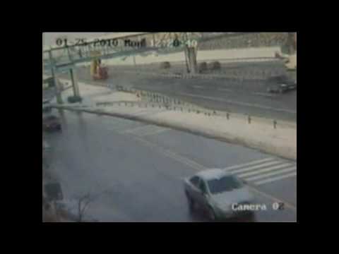 Tir troppo alto, abbatte il cavalcavia