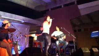 Xenia Rivera en concierto "Con quien se queda el perro"