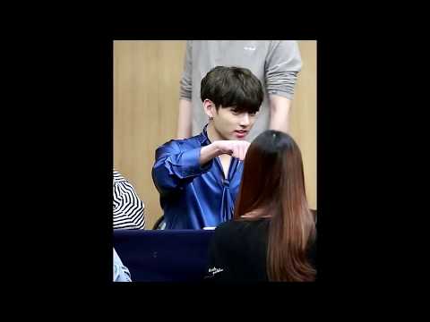 Sleepy Jungkook at Aladdin Fansign 170922