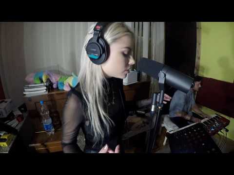 Art Music Session /// Sara Lamprečnik - Back to black