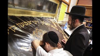 אביו ואחיו של הנער הנעדר מוישי קליינרמן מתפללים במירון
