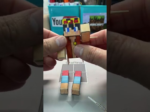 Vídeo relacionado con Minecraft Cabra Figura articulada de juguete con cubos de papel para construir, regalo para niños +6 años (Mattel HDV15)