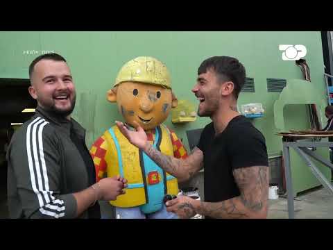 Një kukull gjigande , çfarë bëjnë djemtë? - Për’puthen prapaskena