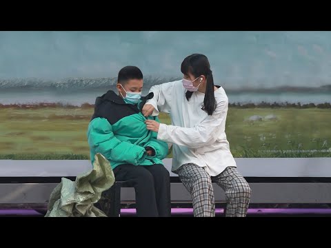 看到小男孩凍得瑟瑟發抖，那個雙馬尾小姐姐直接脫下了自己的外套