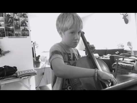 Sam de vries speelt op cello minuet van bach