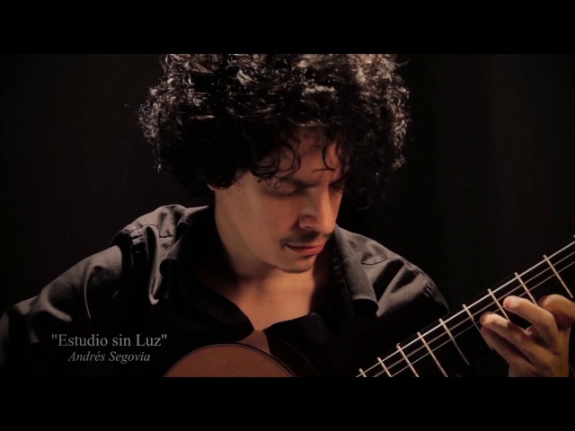 Al&iacute; Arango, ganador del Certamen Segovia 2017, con su guitarra Alhambra modelo Vilaplana serie NT