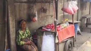 Demi Penuhi Kebutuhan Sehari-hari, Wanita Tua Ini Rela Jualan Kembang