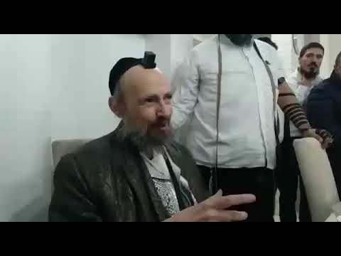 הרב דב קוק מקשיב בדביקות לאחד משיריו של ר' שלמלה קרליבך זצ"ל