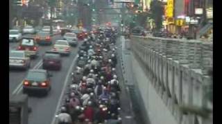 preview picture of video 'Rush hour scooter traffic'