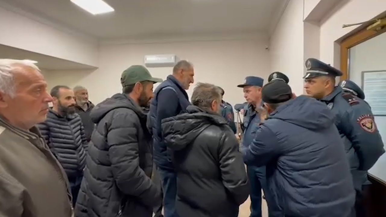 «Երևի Նոր Տարվան են պատրաստվում»․ Լարված իրավիճակ՝ ԱԺ ընդունարանում