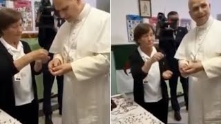 Il Papa in Algeria compra una collanina: «Non è per me, è per mia nipote»