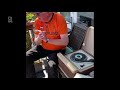 DJ Adje vanaf zijn balkon in Rotterdam-Blijdorp