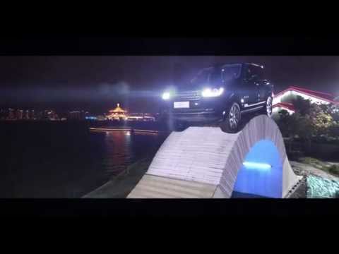 Range Rover celebra su 45 aniversario con un puente de papel 