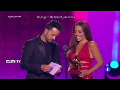 🎥 | Anitta e Luís Fonsi apresentando o Álbum Karol G foi a vencedora com o disco Mañana Será Bonito!