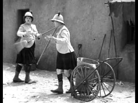 LAUREL & HARDY  Wir sind vom schottischen Infanterie Regiment (Dancing Scene)