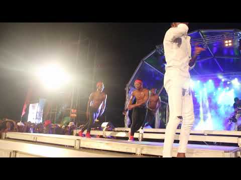 Cizer boss Bazuka no festival do indico