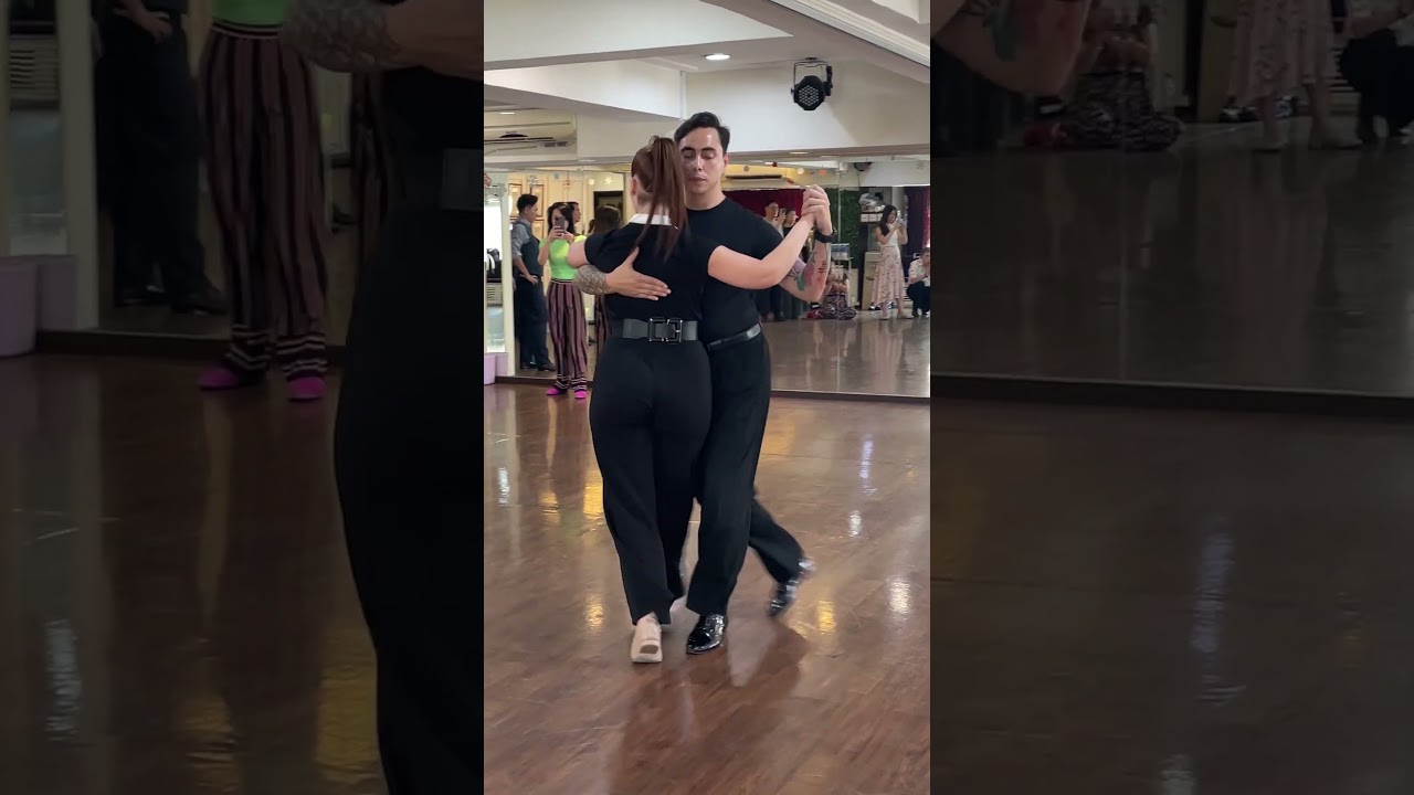 Video thumbnail for 👸Suyay Quiroga & Jonny Carvajal 🤴Demo de la clase en Kaohsiung #tango #探戈 #dance #argentinatango