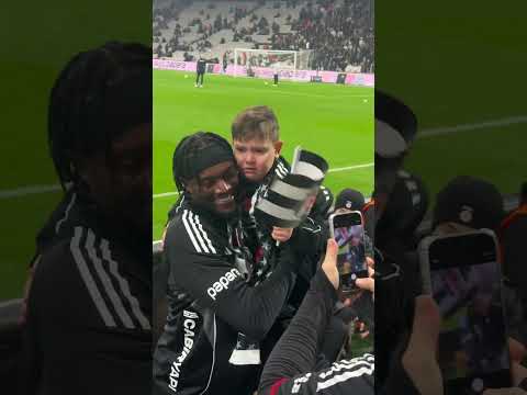 Tammy Abraham, yavru kartalı kırmayıp fotoğraf çekildi. 🤍🦅