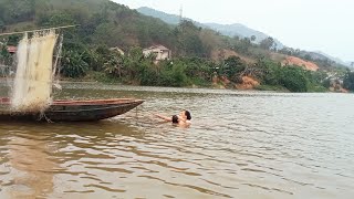 Catching shrimp and fish is like finding a needle at the bottom of the sea