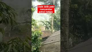 Download lagu ngeri!!! detik detik petir menyambar pohon kelapa || pedesaan #shorts mp3